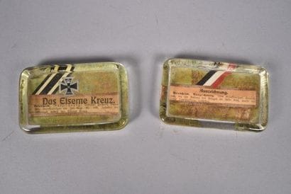 Lot composé de 2 presse-papiers en verre...