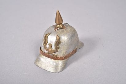 Casque à pointe stylisé en étain et laiton....