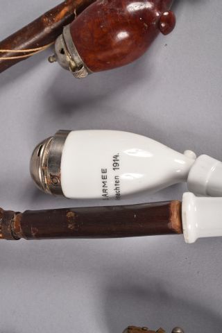 Trois pipes allemande. 1 fourneau en porcelaine...
