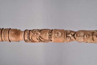 Canne en bois sculpté offerte au général...
