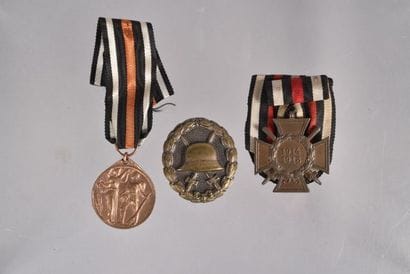 Allemagne. Ensemble de 3 décorations dont:...
