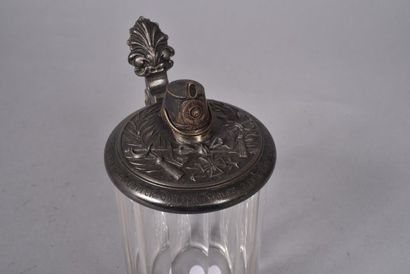 Deux chopes en verre à couvercle en étain,...