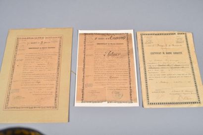 Lot de documents et de photographies sous-verre...