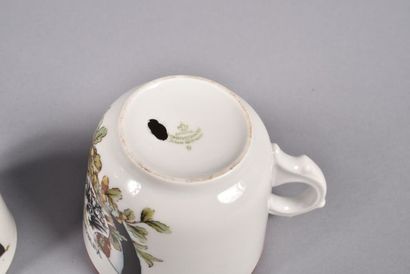 Trois tasses allemandes en porcelaine à décor...