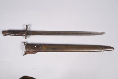 US. Baïonnette M-1917. Poignée à deux plaquettes...
