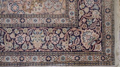Tapis en soie. Usures 153x214cm