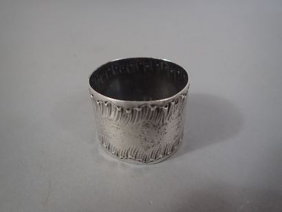 Rond de serviette en argent à décor feuillagé...