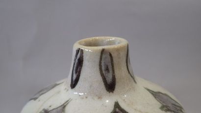 Vase à épaulement en faïence polychrome à...