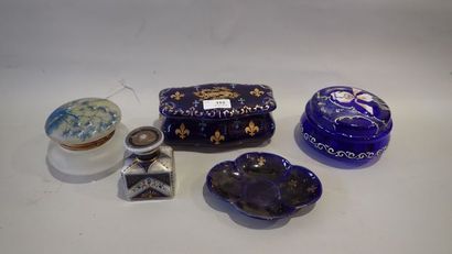 Lot d'un boite en porcelaine bleu nuit à...