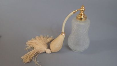 Deux vaporisateurs à parfum, un modèle Marcel...