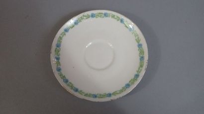 Quatre tasses avec sous-tasses et une bonbonnière...