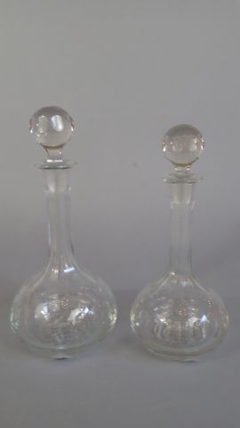 Deux carafes en cristal taillé, avec leur...
