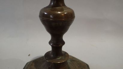 Bougeoir balustre en bronze base à pans....