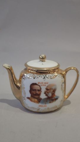 Petit service à thé en porcelaine patriotique...