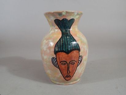 MASSAMBA, vase en terre à décor de têtes...