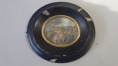 Miniature ovale représentant une scène galante,...
