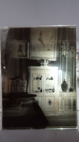 Huit plaques de photos sur verre d'un intérieur...
