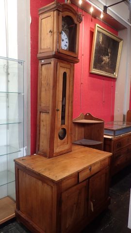 Buffet horloge en noyer. Buffet ouvrant par...