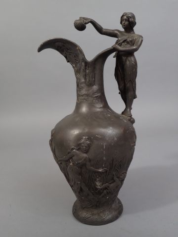 Henri. HUPPE (1855-?). Pichet en étain, bec...