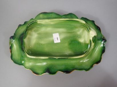 Plat à asperge en barbotine à décor en trompe-l'œil....