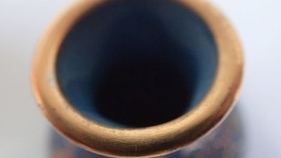 Cinq petits vases en cuivre cloisonné à décor...