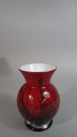 Pascal GUERNIC. Vase en verre rouge et noir...