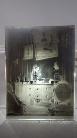 Huit plaques de photos sur verre d'un intérieur...