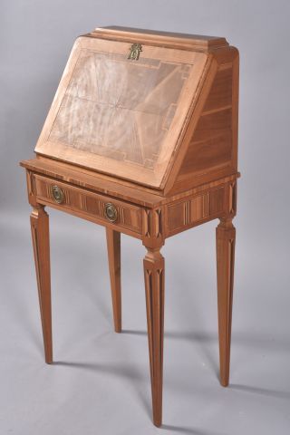 Petit secrétaire de pente à décor marqueté...