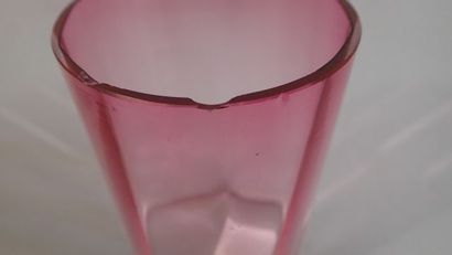 Garniture de toilette en verre teinté rose....