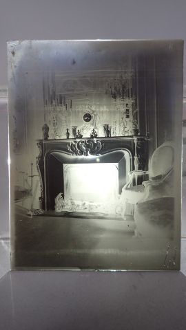 Huit plaques de photos sur verre d'un intérieur...