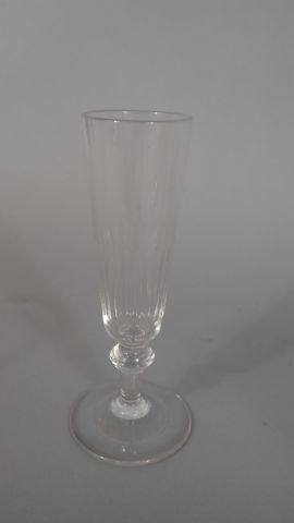 Partie de service de verres en cristal taillé...