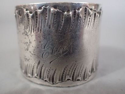 Rond de serviette en argent à décor feuillagé...