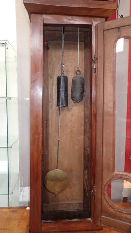 Buffet horloge en noyer. Buffet ouvrant par...