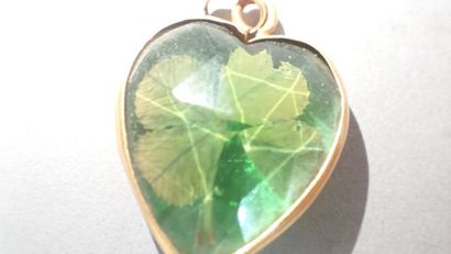 Petit pendentif cœur en verre facetté contenant...