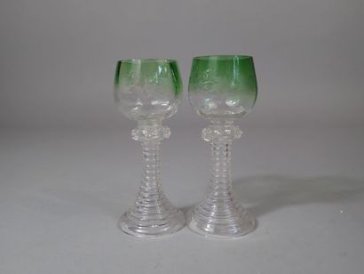 Ensemble de deux verres à vin blanc en cristal,...