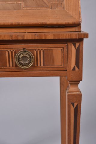Petit secrétaire de pente à décor marqueté...