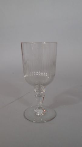 Partie de service de verres en cristal taillé...