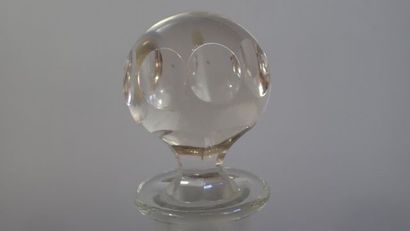 Deux carafes en cristal taillé, avec leur...