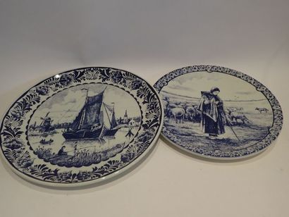 DELFT. Lot de deux plats circulaires, l'un...