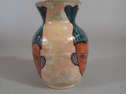 MASSAMBA, vase en terre à décor de têtes...