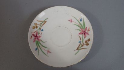 Quatre tasses avec sous-tasses et une bonbonnière...