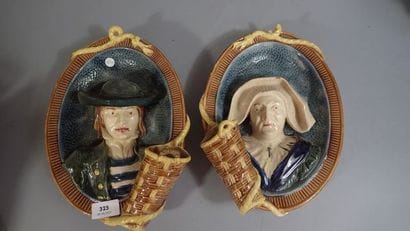 Paire de deux médaillons en faïence, à décor...