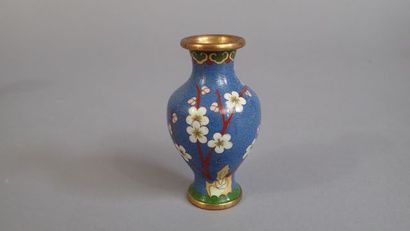 Cinq petits vases en cuivre cloisonné à décor...