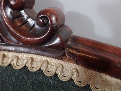 Bergère en acajou mouluré et sculpté, le...