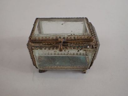 Petit coffret à bijoux en verre taillé à...