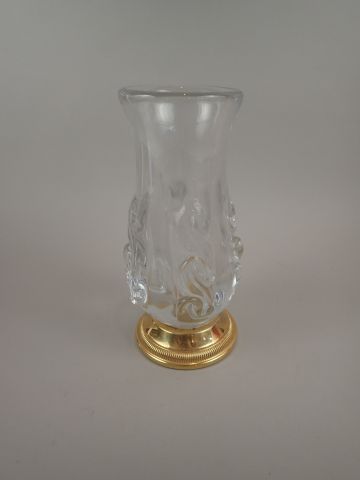 Vase monté en verre moulé à décor stylisé...