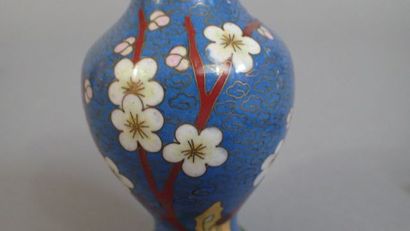 Cinq petits vases en cuivre cloisonné à décor...