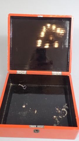 Boîte japonaise en laque orange et doré à...