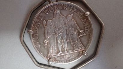 Pince à billet en argent centré d'une pièce...