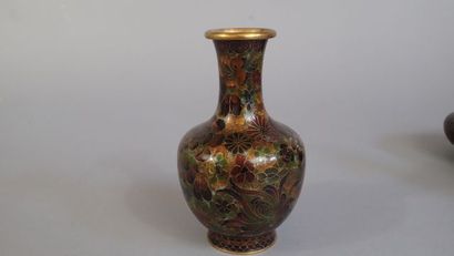 Deux vases et un boite couverte en cuivre...